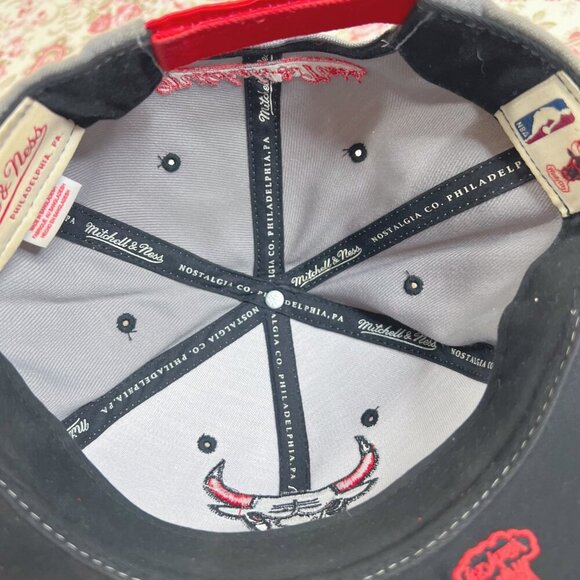 Vintage Chicago Bulls Mitchell & Ness Snapback Cap Grey and Red Baseball Hat - Picture 6 of 10